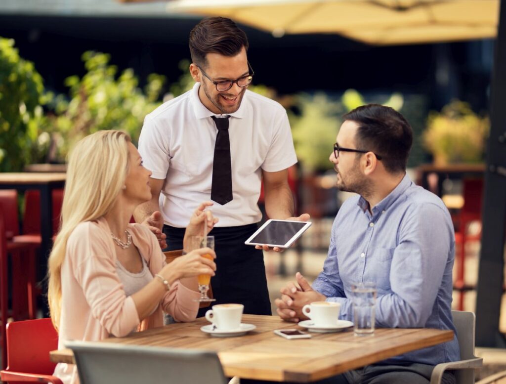 gosti restoran konobar