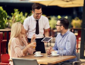 gosti restoran konobar