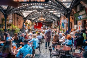 Nauka potvrdila: Uz decibele gosti brže jedu i piju!