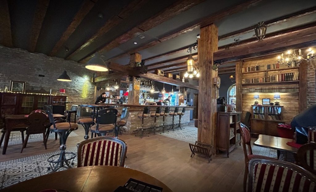 Ego pub Cuprija enterijer i bar