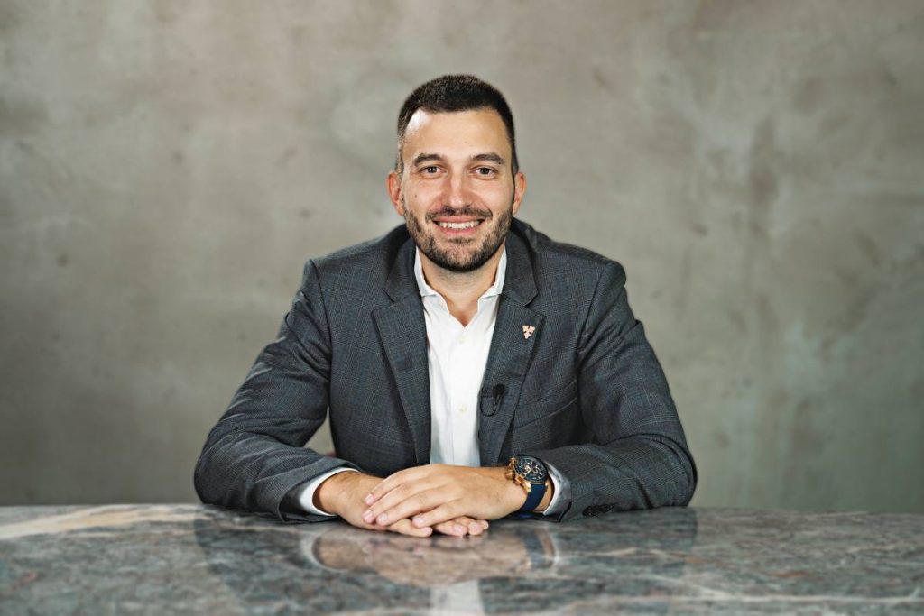 Carlsberg Milan Perić nasmejan