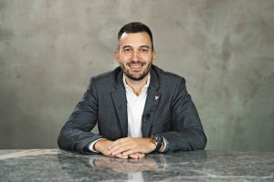 Carlsberg Milan Perić nasmejan