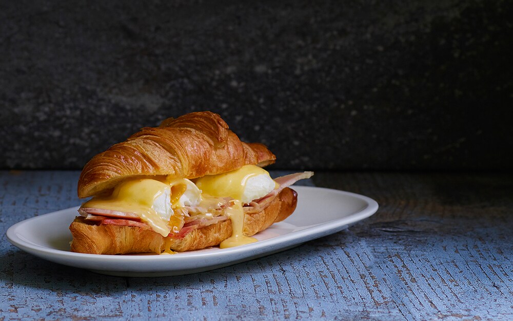 Jaja Benedikt u kroasanu