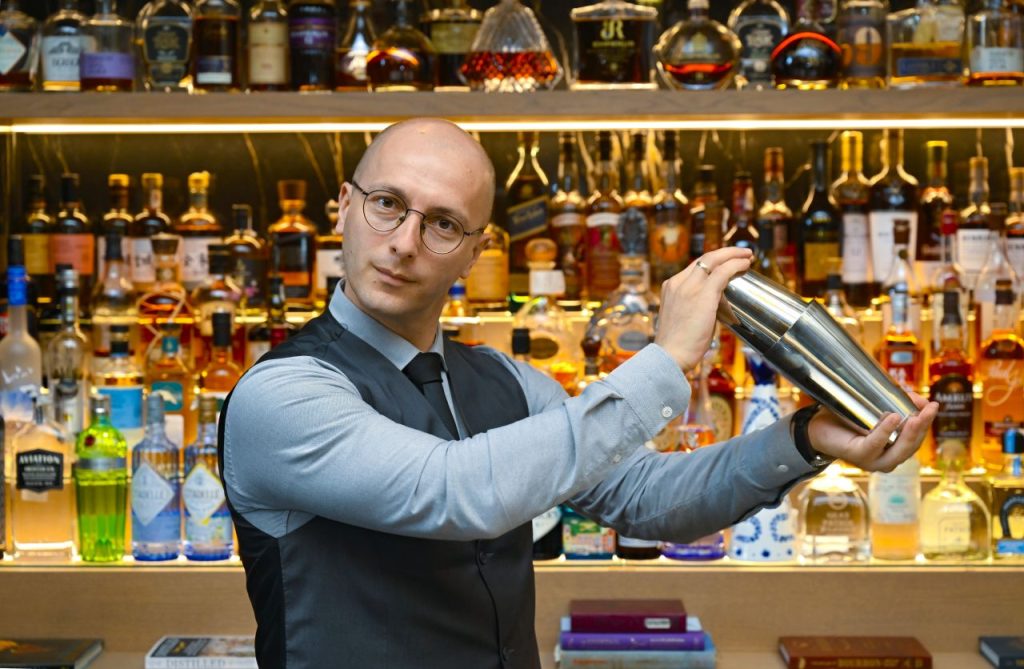 Bojan Merdovic u koktel baru Ateljea vina Sapat