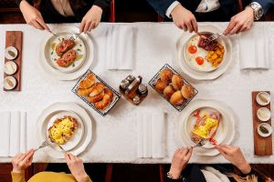 Hotel Moskva donosi doručak sa pogledom na Terazije